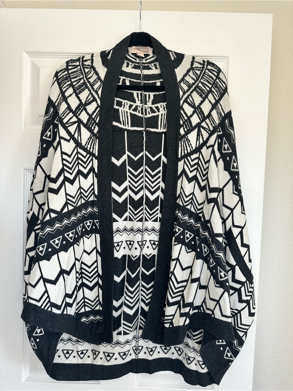 Forever 21 Contemporary Black & Cream Geometric Cardigan Size M